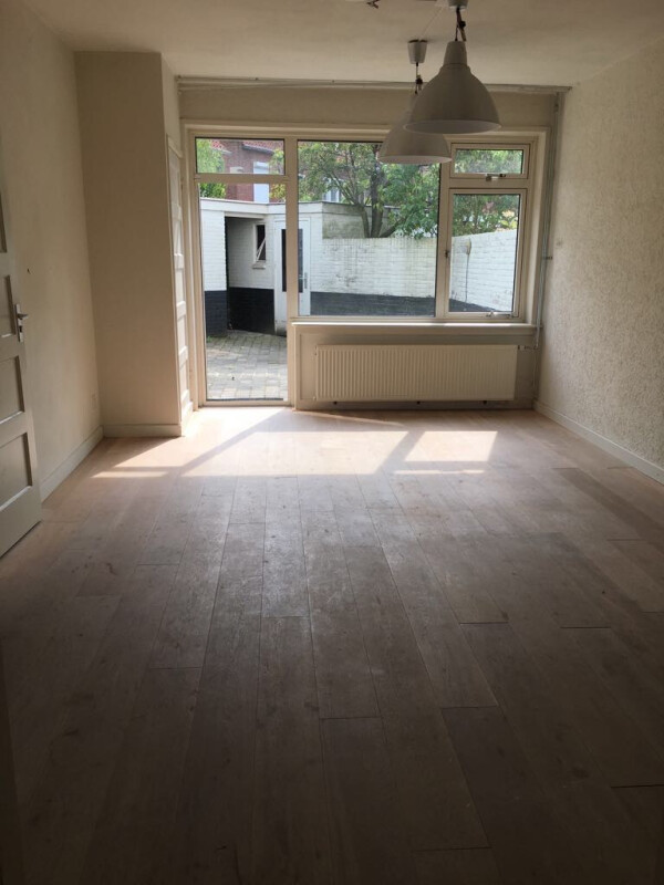 Ruime woonkamer 