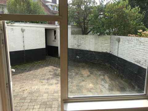 Verharde tuin met eigen schuur